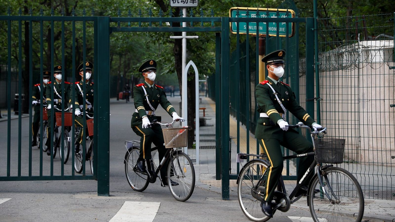 Oficiales paramilitares montan en bicicleta en Pekín