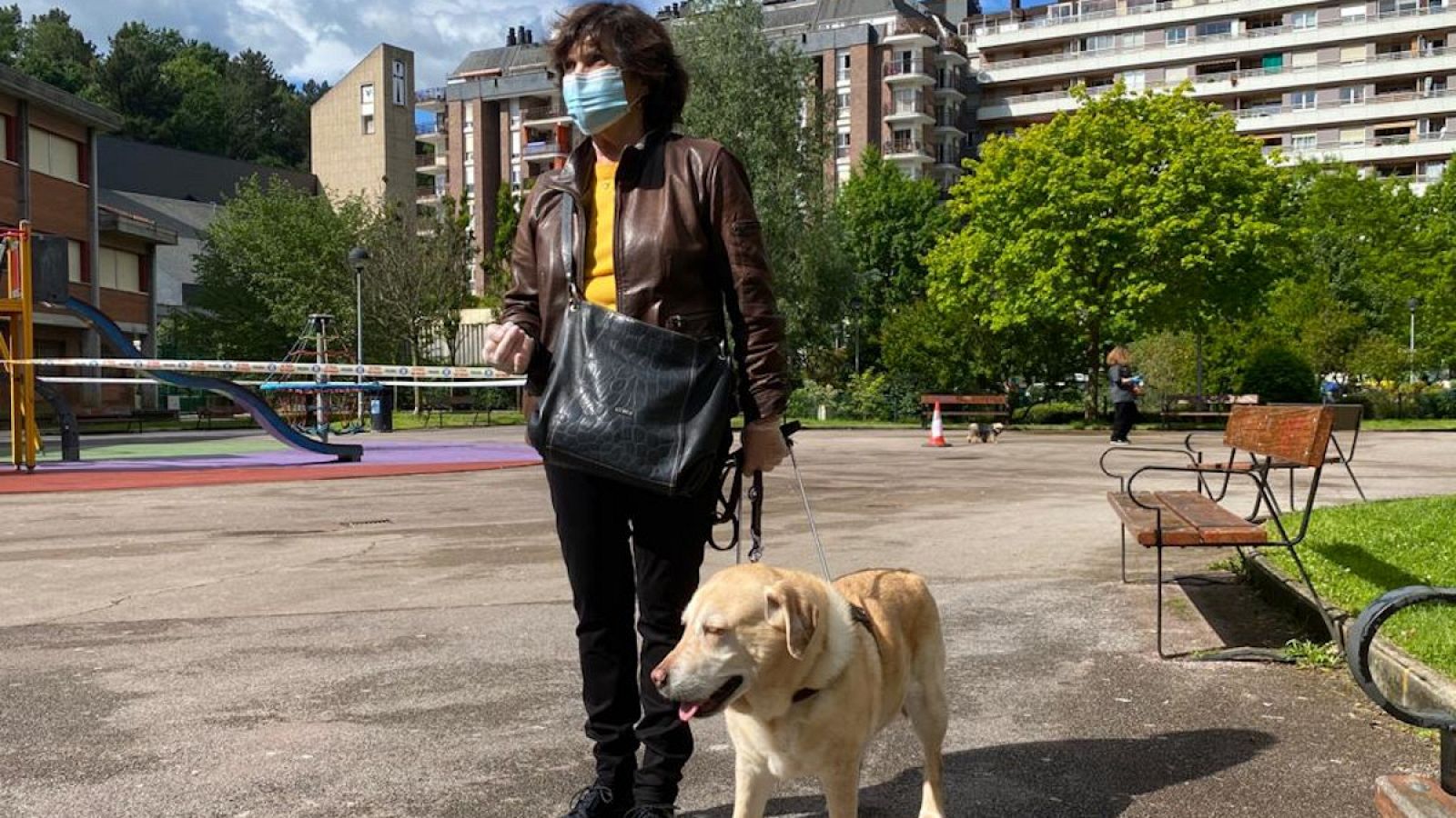 La donostiarra Begoña Manterola paseando con su perra Jewua