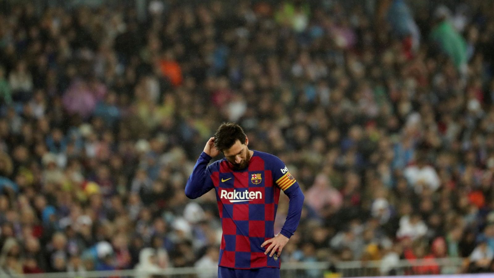 El delantero argentino del FC Barcelona Leo Messi se lamenta