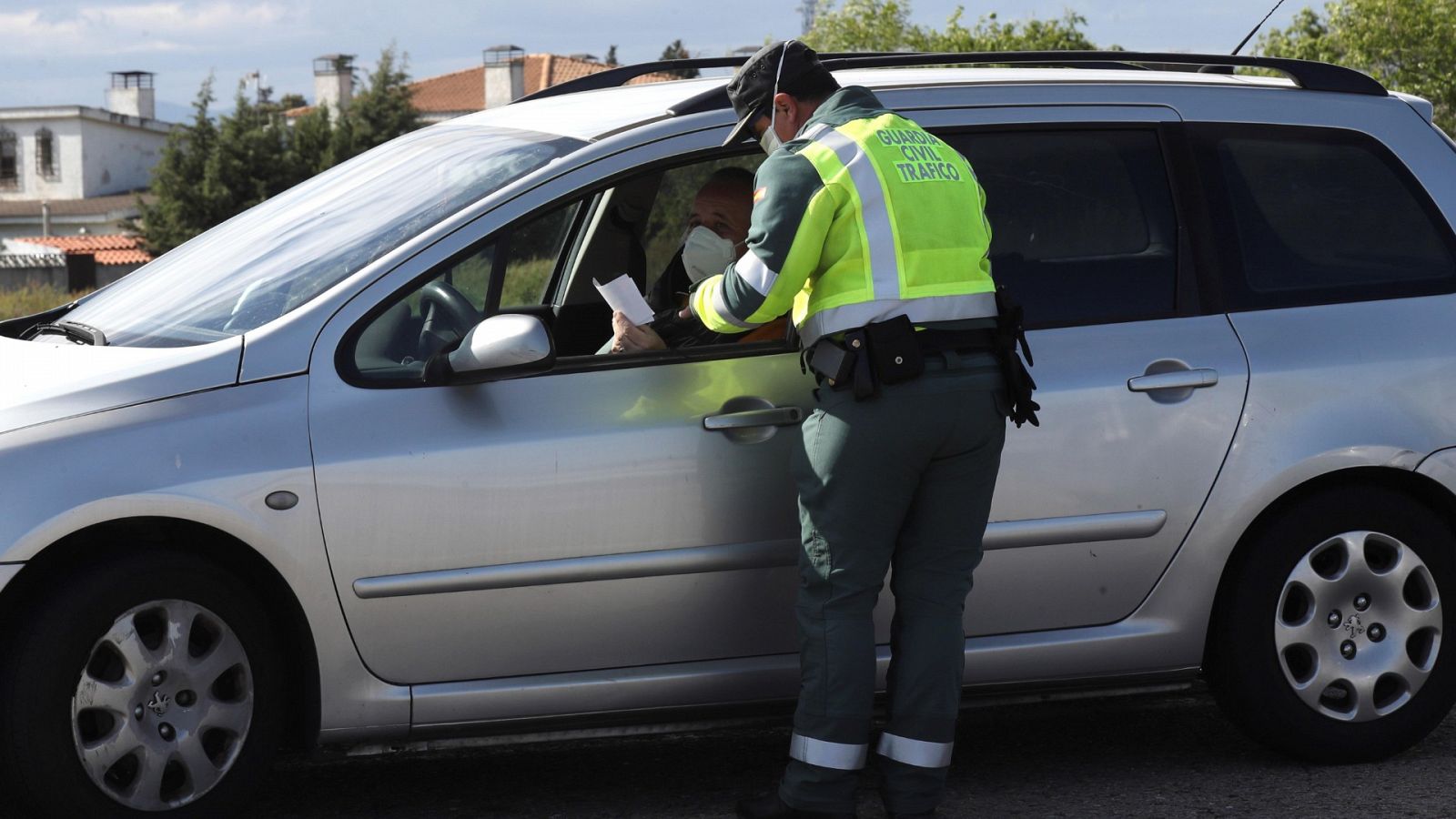 Miembros de la Guardia Civil realizan un control de tráfico a la salida de Madrid.