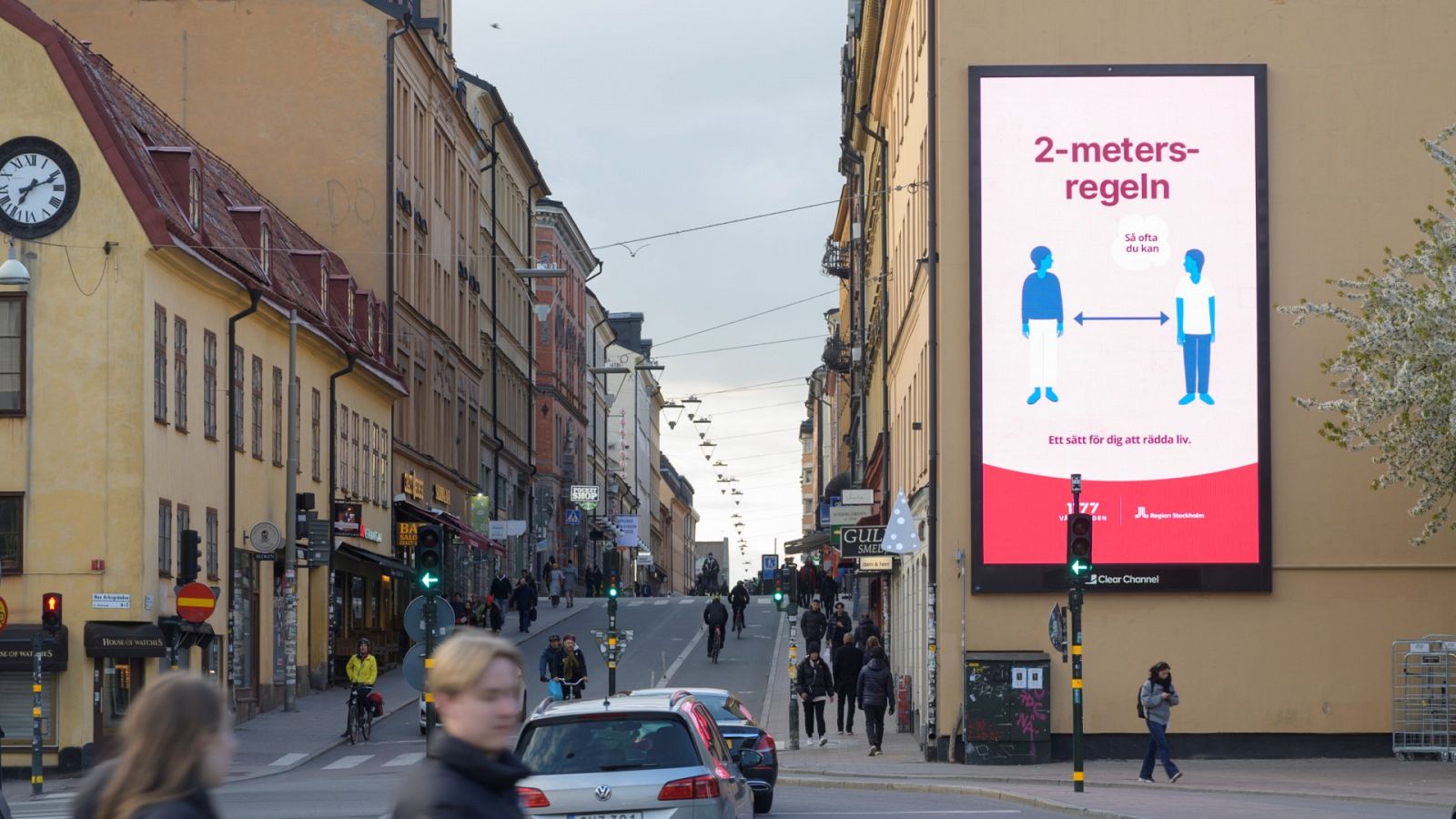 Cartel publicitario en Estocolmo recordando mantener la distancia entre personas