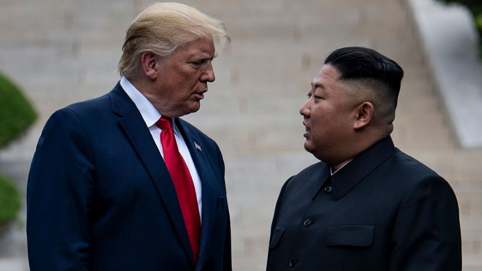 Imagen de archivo del encuentro del presidente de Estados Unidos, Donald Trump, y el líder norcoreano, Kim Jong-un, en la frontera intercoreana en junio de 2019.