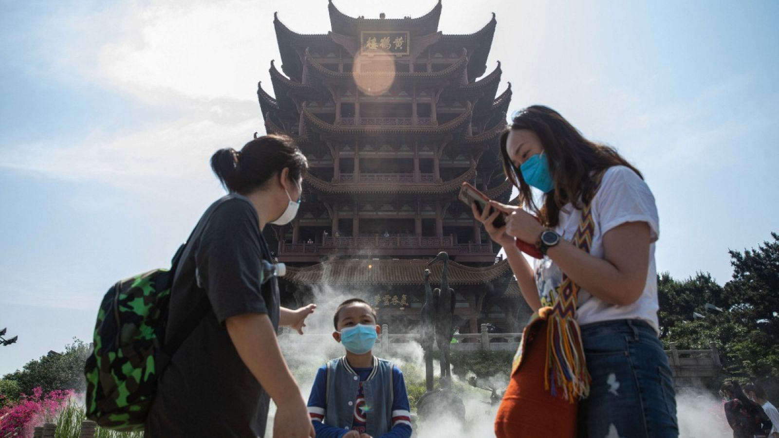 Gente visitando la Torre de la Grulla Amarilla tras su reapertira al público en Wuhan, China.