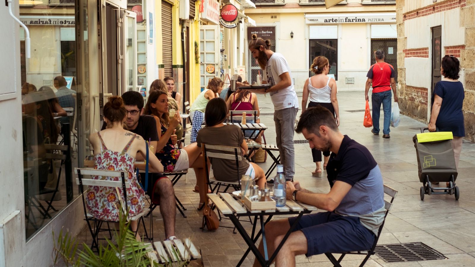 Varios clientes sentados en una terraza de Málaga en una imagen de archivo