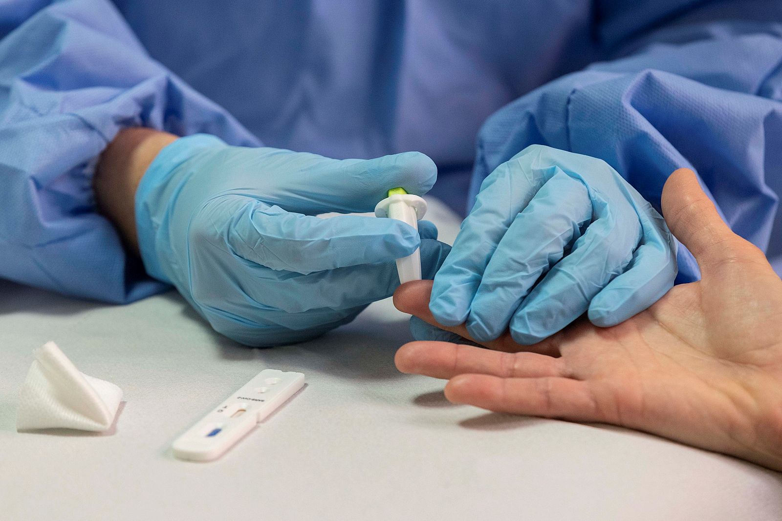 Una enfermera toma muestras de sangre antes de realizar un test rápido de coronavirus.