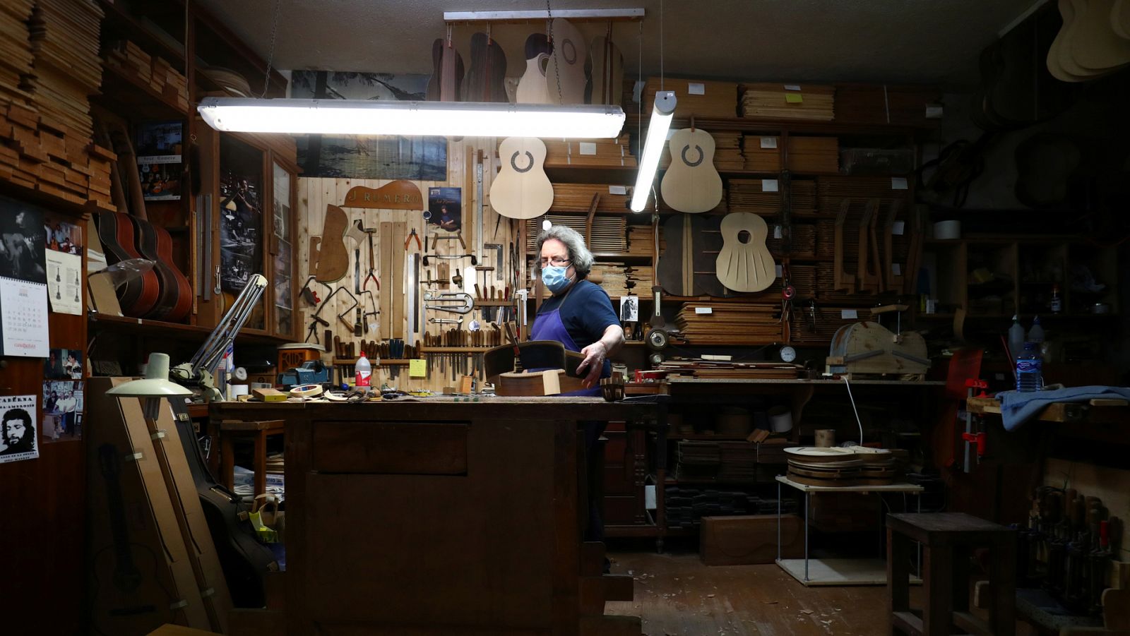 Un lutier fabrica una guitarra en su taller