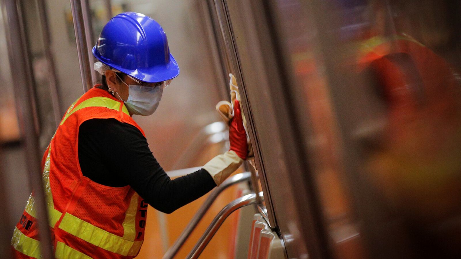 Una trabajadora desinfecta un vagón del metro de Nueva York.