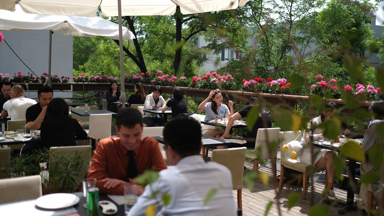Varias personas almuerzan en un restaurante de Pekín durante el Día del Trabajo