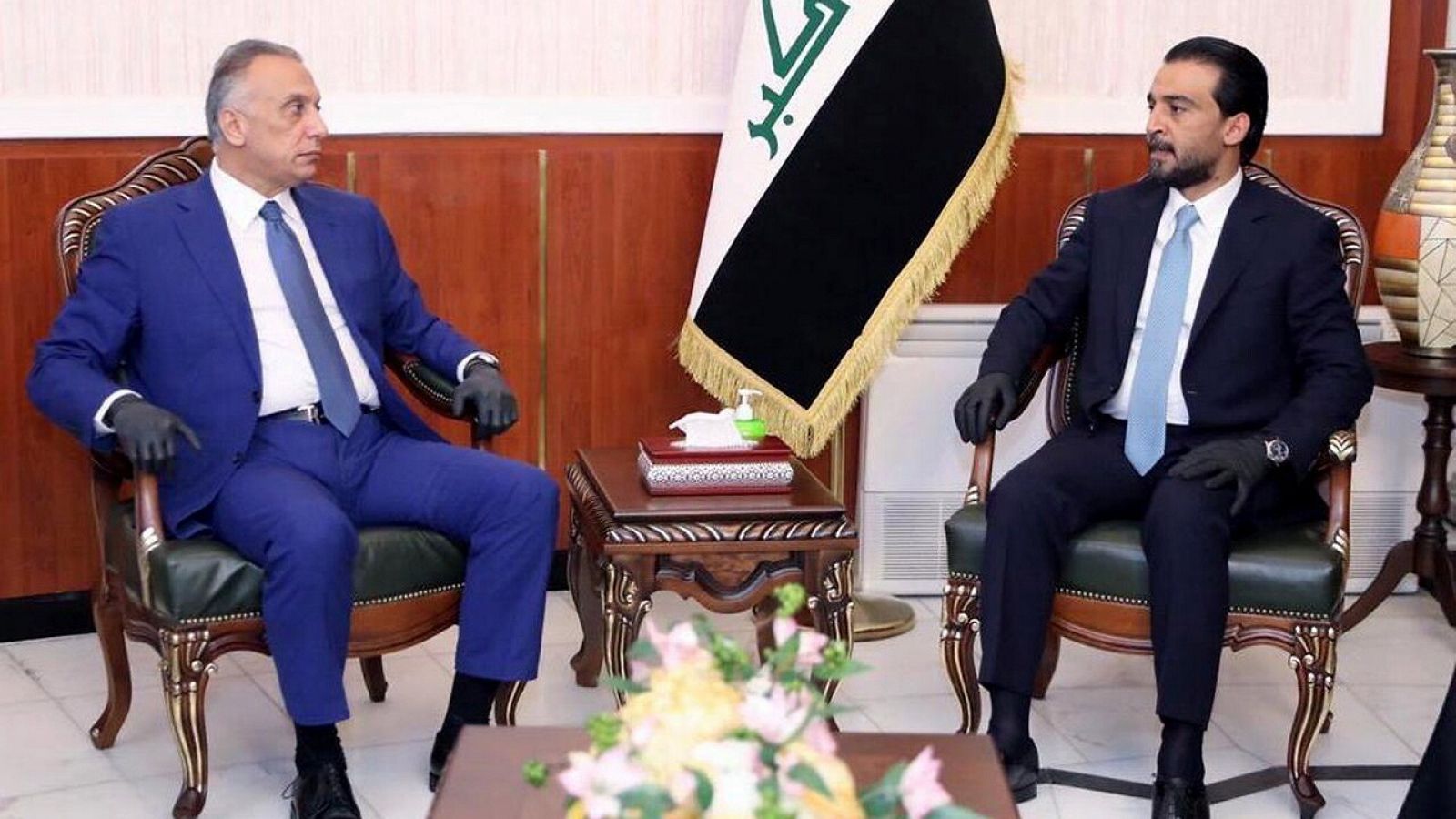 El presidente del parlamento iraquí al-Halbousi (D) y el primer ministro designado de Iraq, Mustafa al-Kadhimi (I)