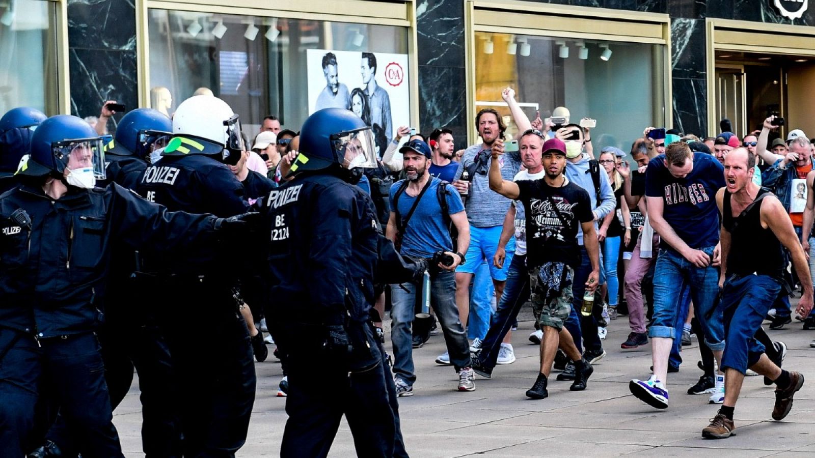 Manifestantes y policías en las inmediaciones de Alexanderplatz, en Berlín.