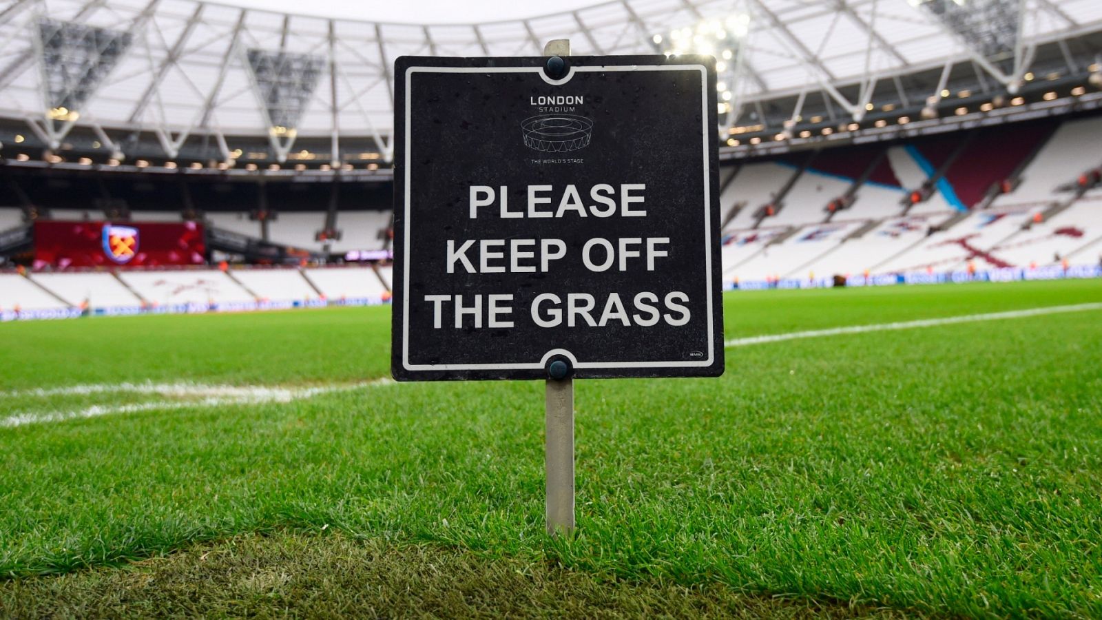  Un cartel en el Estadio de Londres dice 'manténgase fuera del césped'