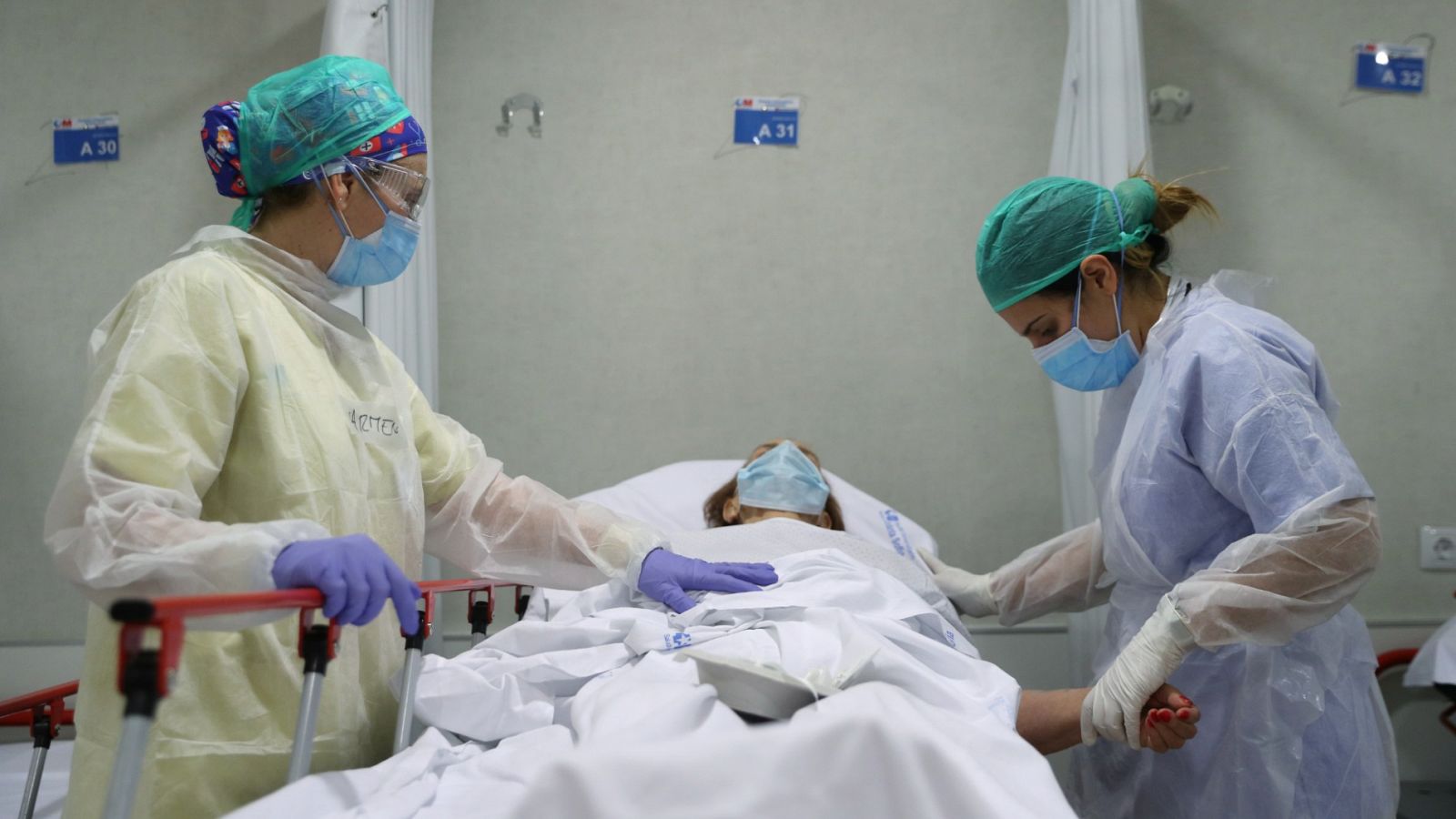 Dos profesionales sanitarios atienden a una persona enferma de coronavirus en el Hospital Infanta Sofía de Madrid