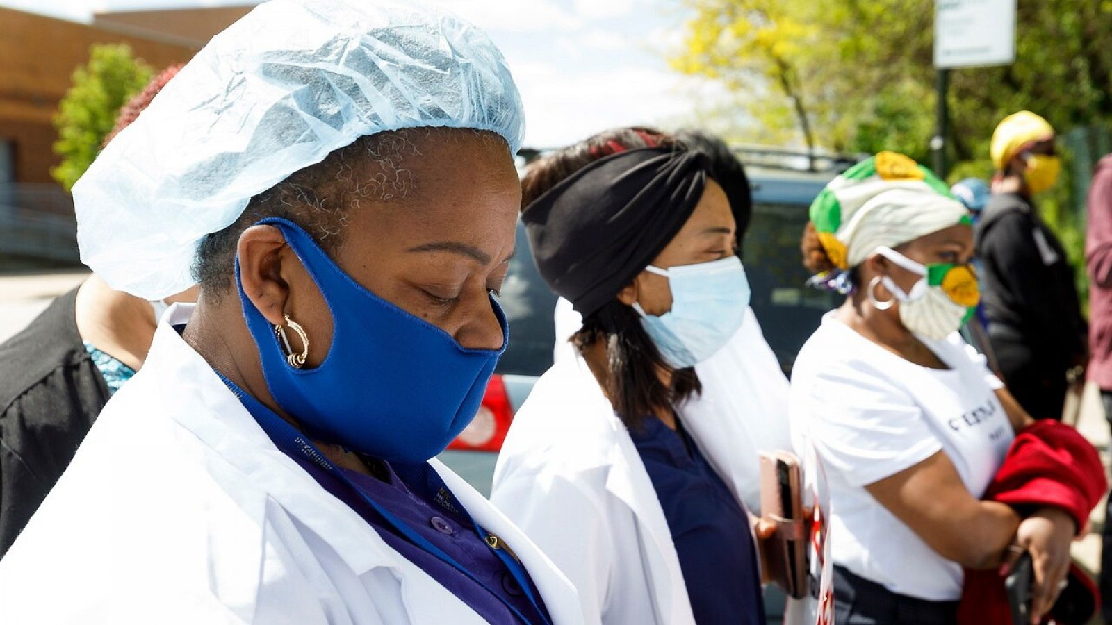 Varias enfermeras guardan un minuto de silencio durante un mitin de la Asociación de Enfermeras del Estado de Nueva York