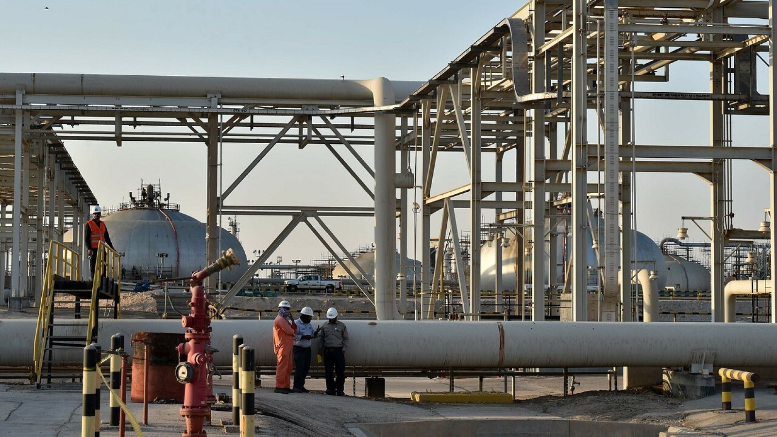 Vista parcial de la planta de procesamiento de petróleo saudí Aramco