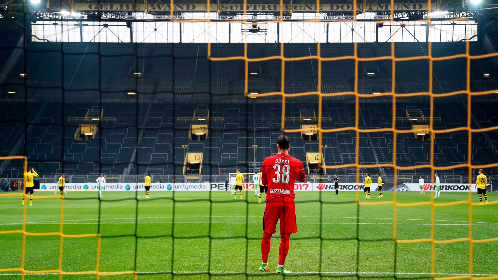 El portero del Borussia Dortmund, Roman Bürki, durante un partido con las gradas vacías