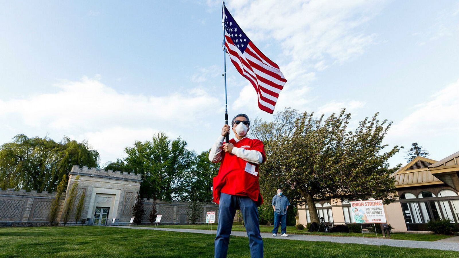 Un hombre sostiene una bandera estadounidense durante un evento organizado por la Asociación de Enfermeras del Estado de Nueva York, Estados Unidos.
