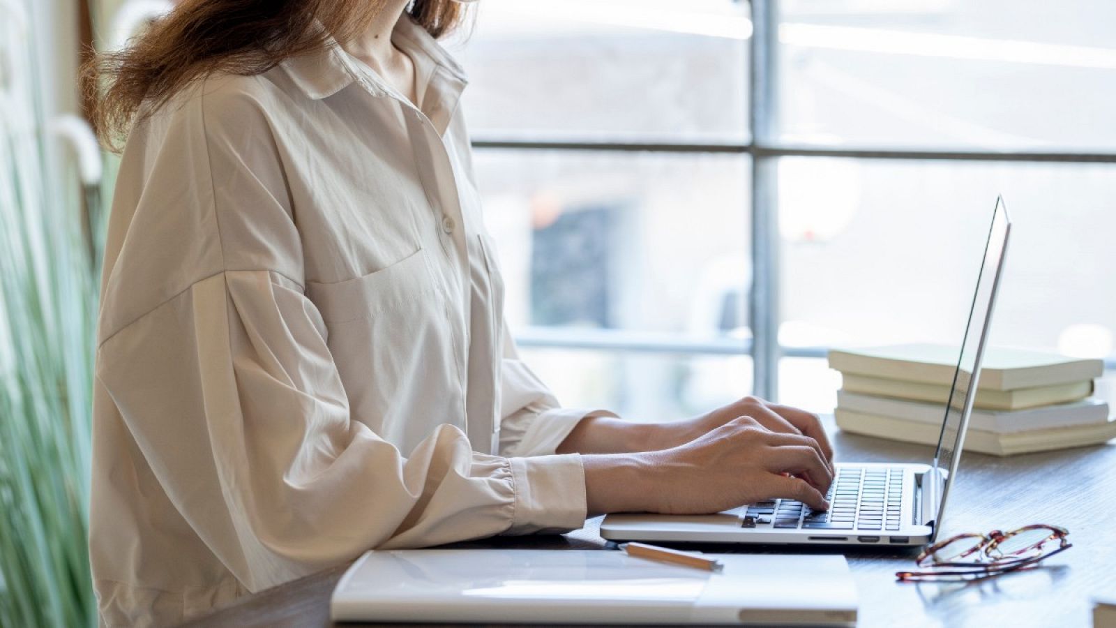 Luces y sombras del teletrabajo en España: "Ahora lo que estamos haciendo es replicar la oficina en casa"