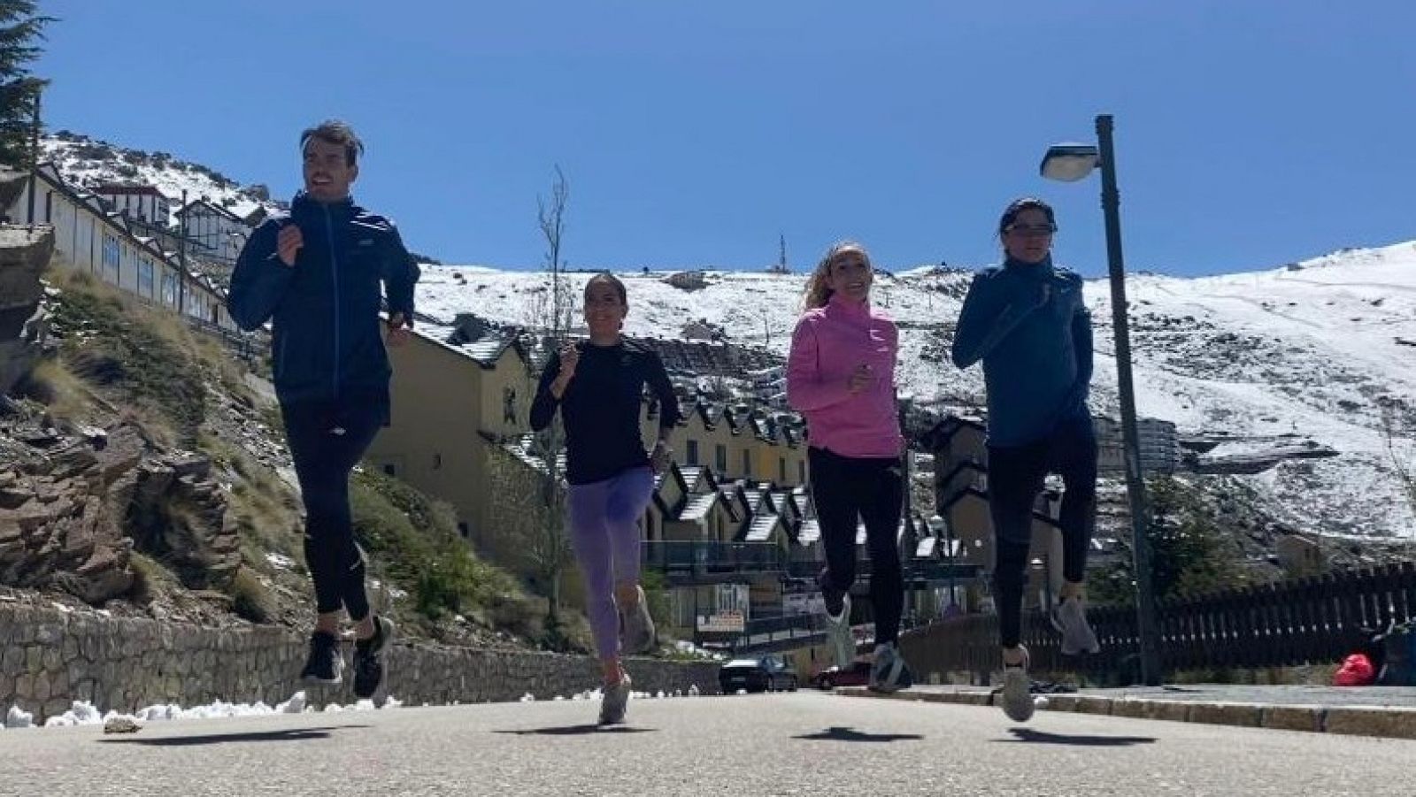 Los atletas Daniel Arce, Roberto Aláiz, Lidia Campo, Víctor Ruiz, Victoria Sauleda y Alejandro Rodríguez han pasado el confinamiento en Sierra Nevada.