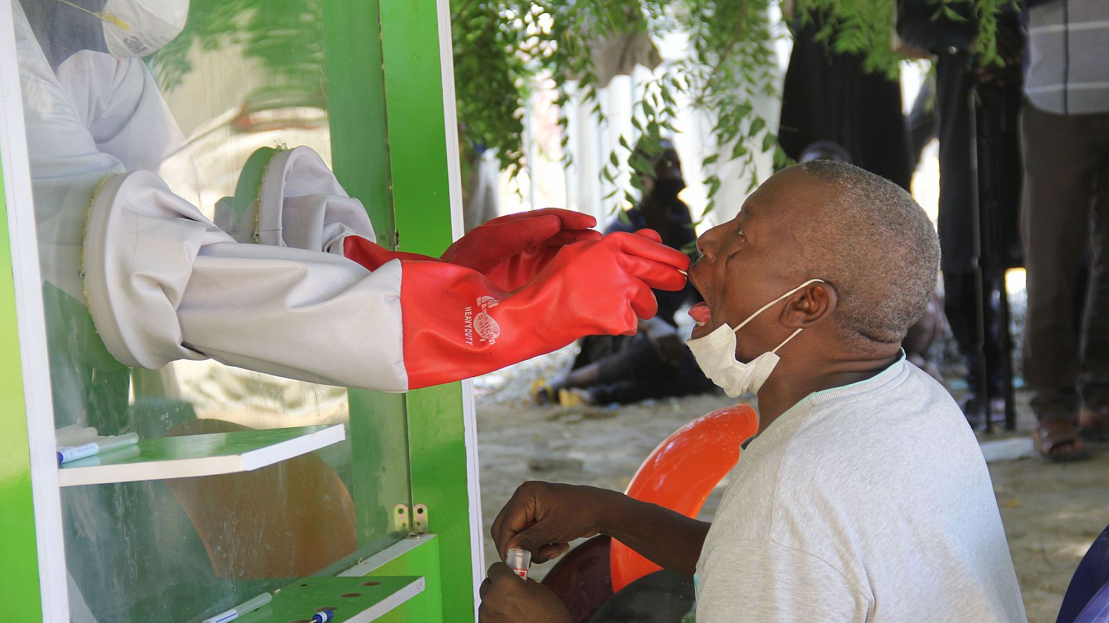 Un sanitario obtiene muestras de un paciente en Nigeria.
