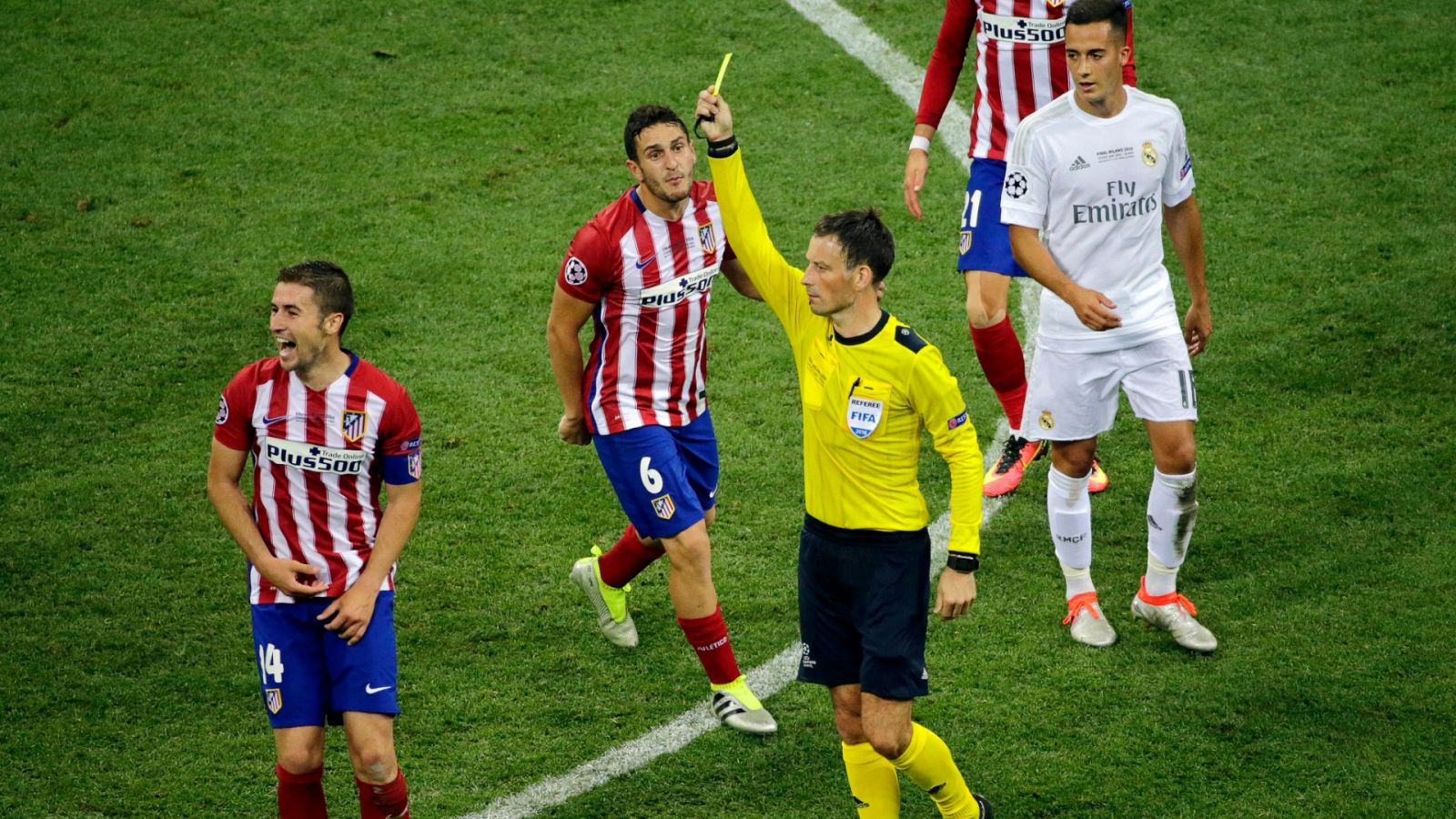 El árbitro, Mark Clattenburg, muestra una tarjeta amarilla al jugador del Atlético de Madrid, Gabi, durante la Final de la Champions de 2016