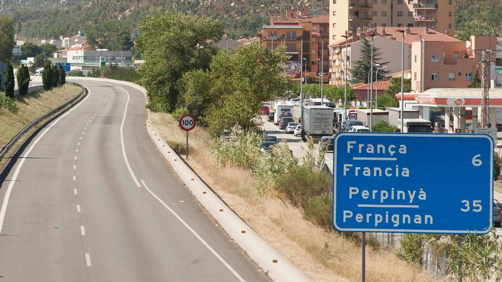 Vista de la autopista AP-7 (que conecta España y Francia) sin tráfico por La Jonquera