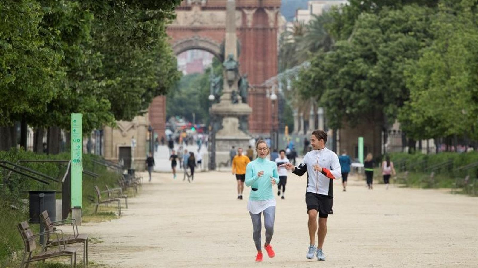 Decenas de ciudadanos practican deporte por el parque de la Ciutadella de Barcelona