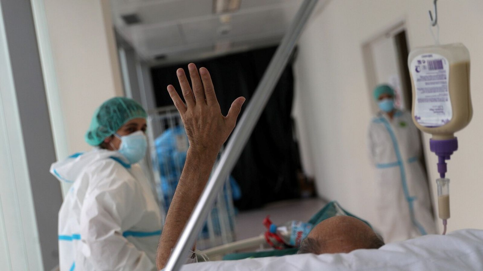 Un paciente saluda desde una cama en el hospital universitario Infanta Sofía de Madrid. REUTERS/Susana Vera