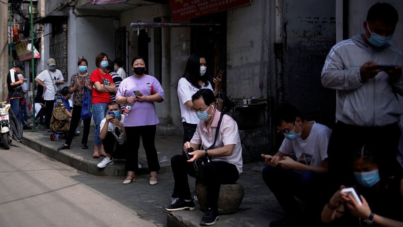 Residentes hacen cola para los tests del coronavirus en un complejo residencial en Wuhan