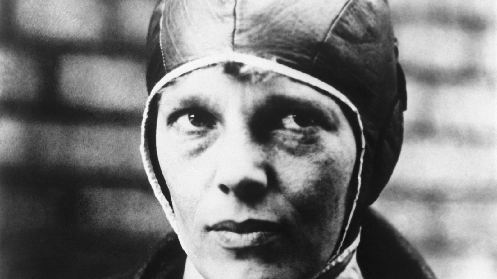 Retrato de la aviadora estadounidense Amelia Earhart.
