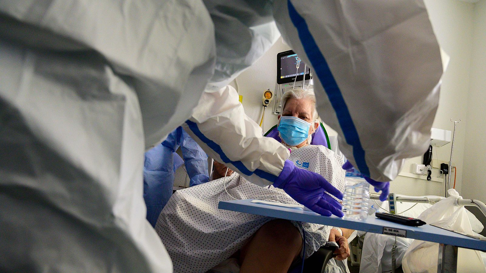 Un sanitario atiene a un paciente con COVID-19 en el Hospital Gregorio Marañón de Madrid.