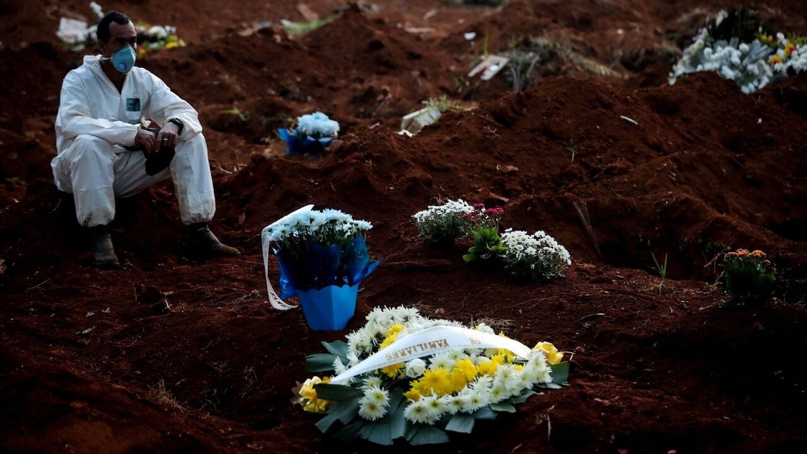 Un sepulturero descansa en el cementerio Vila Formosa, en Sao Paulo