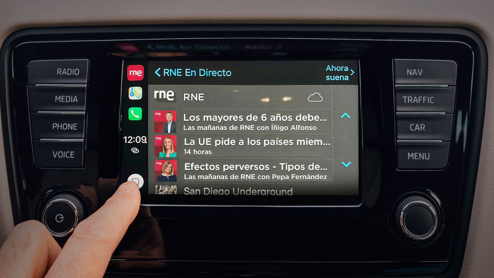 Imagen de la aplicación RNE en un coche compatible con Android Auto.