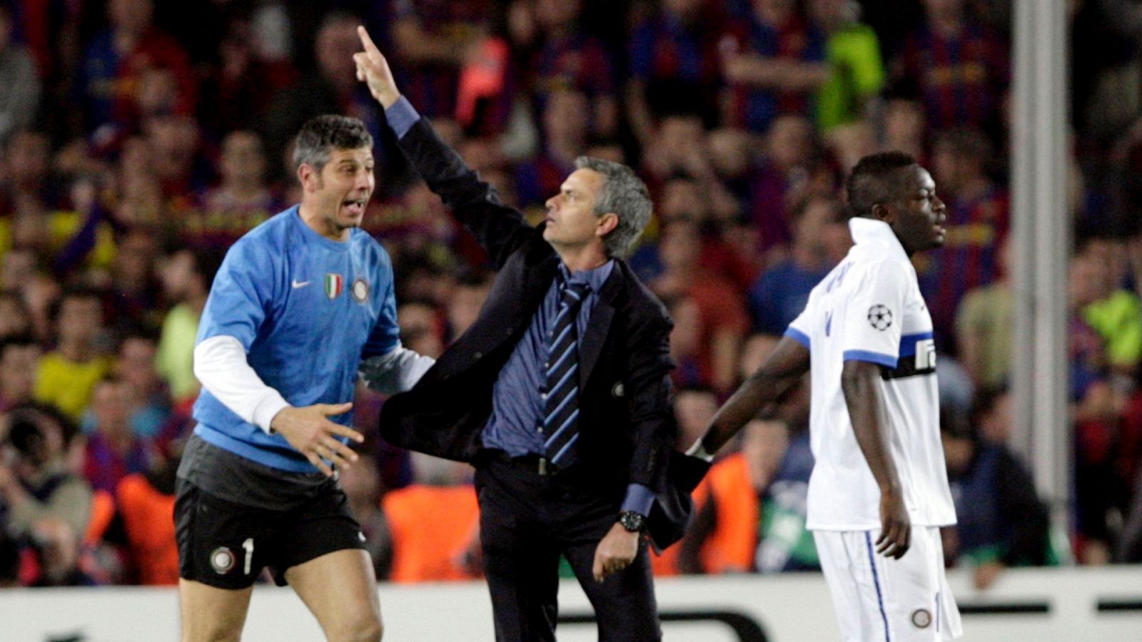 El técnico portugúes, José Mourinho, señala al cielo tras eliminar en 2010 al FC Barcelona con el Inter de Milán en las semifinales de Champions League