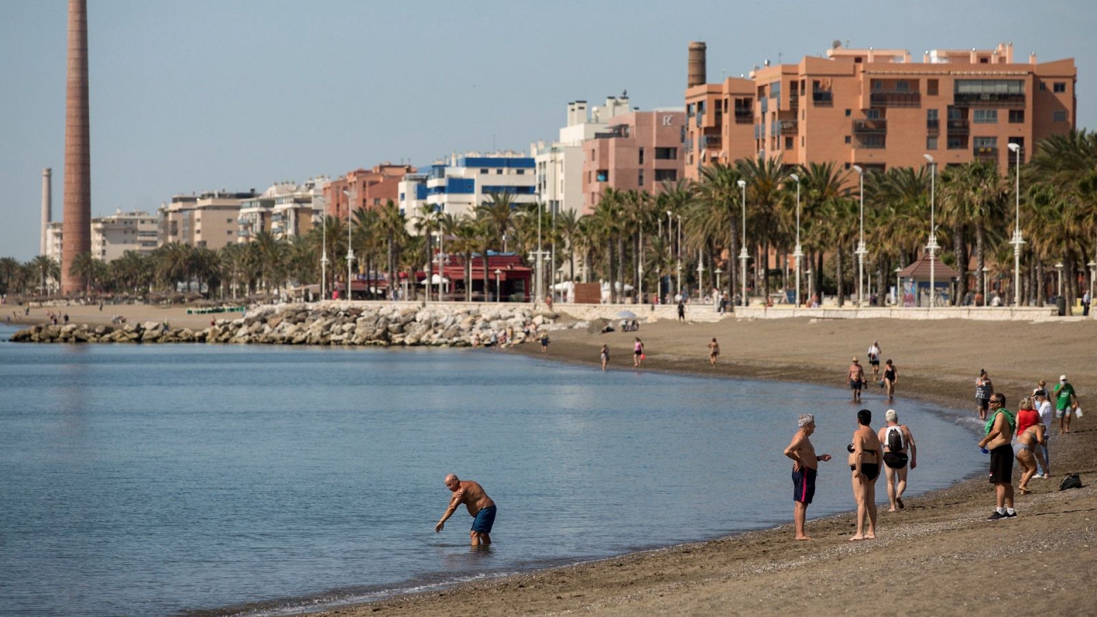 Varias personas disfrutan del buen tiempo este sábado en la playa de La Misericordia.