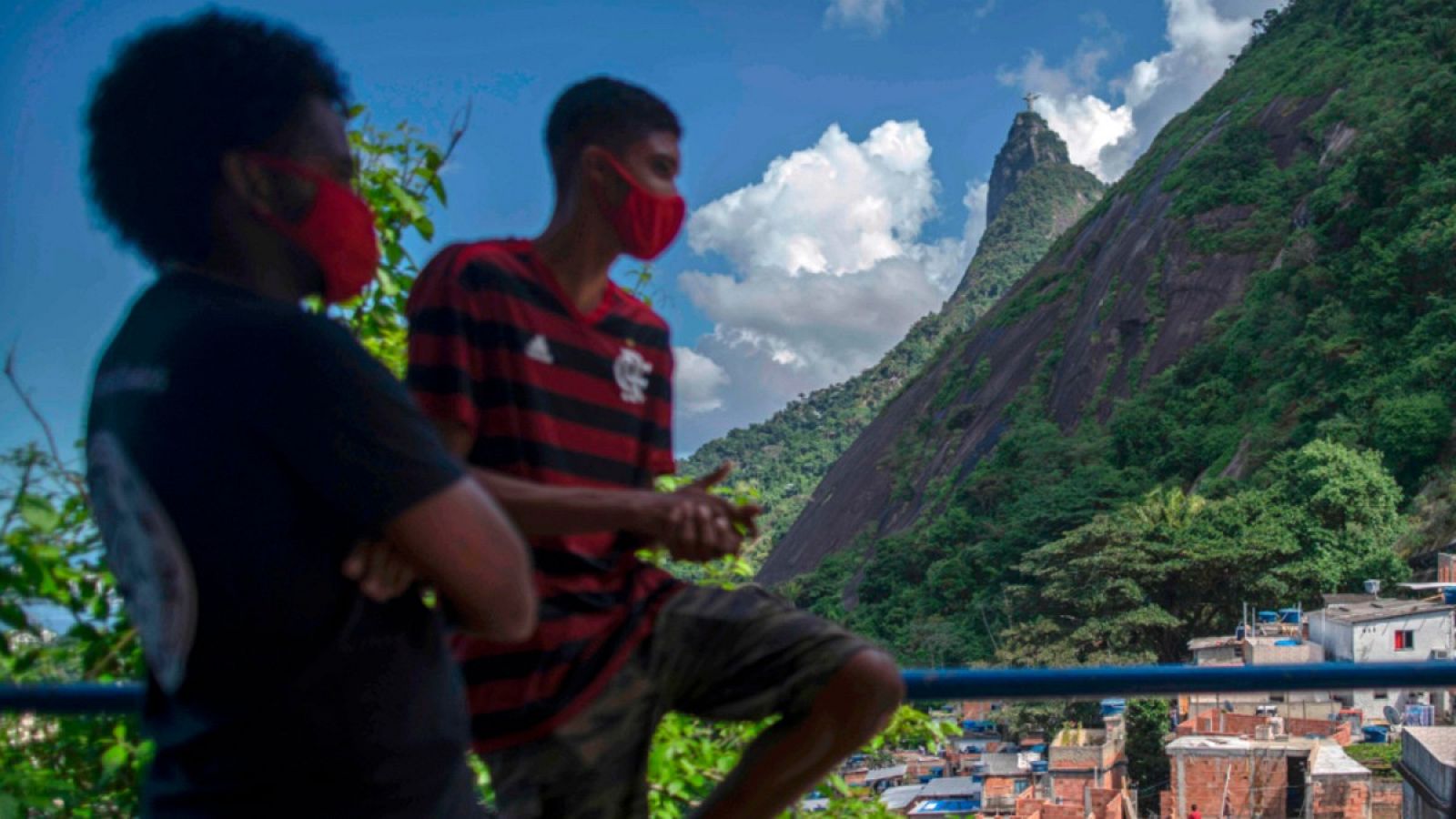 Dos voluntarios en la favela de Santa Marta en Río de Janeiro.