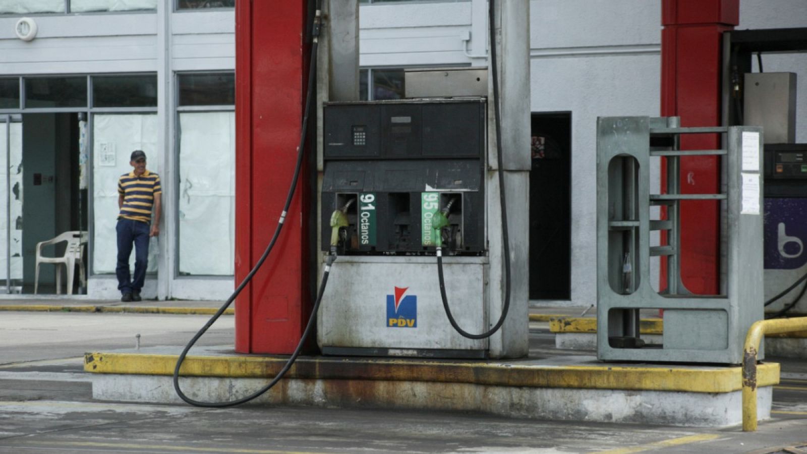 Imagen de una estación de servicio cerrada de la compañía petrolera estatal PDVSA en San Cristóbal, Venezuela.