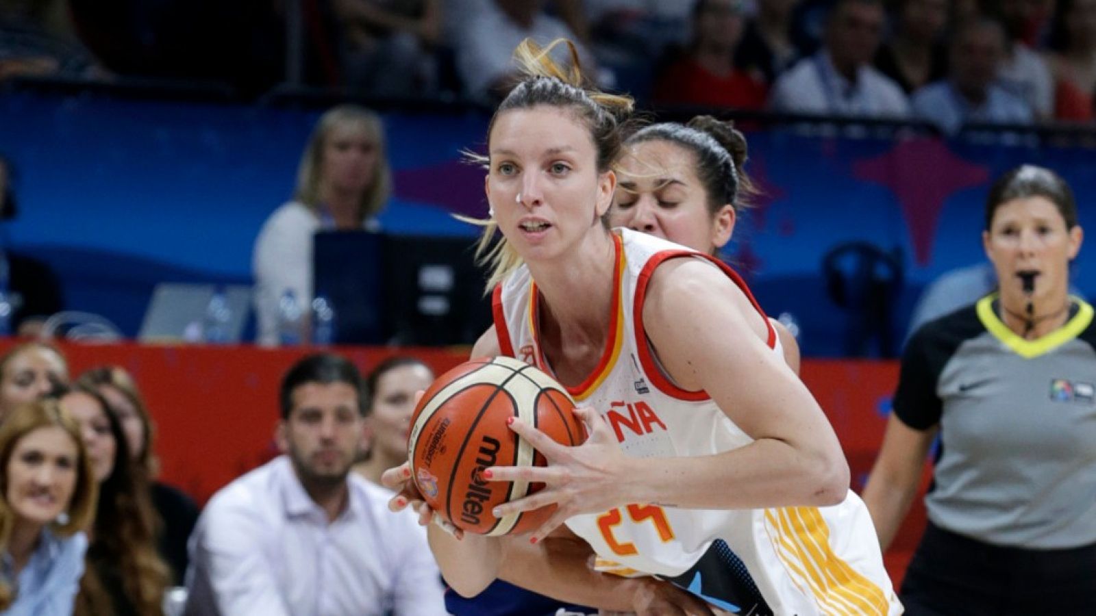 La jugadora Laura Gil durante un partido del Eurobasket 2019 ante Serbia.