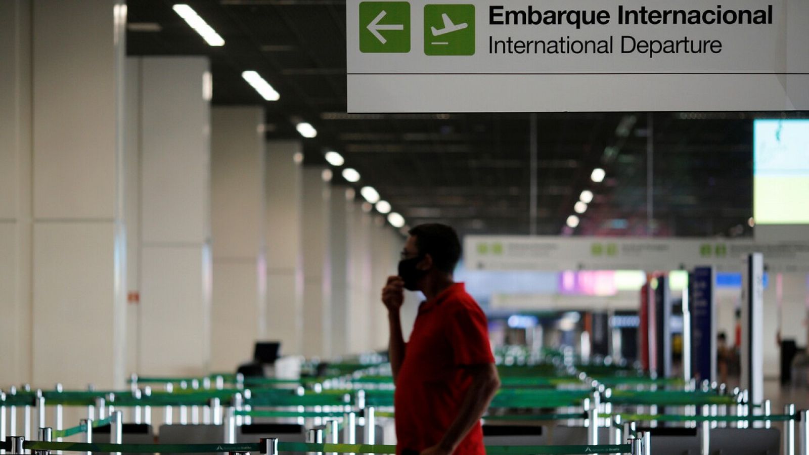 Un hombre con mascarilla en el Aeropuerto Internacional Presidente Juscelino Kubitschek (Brasilia)