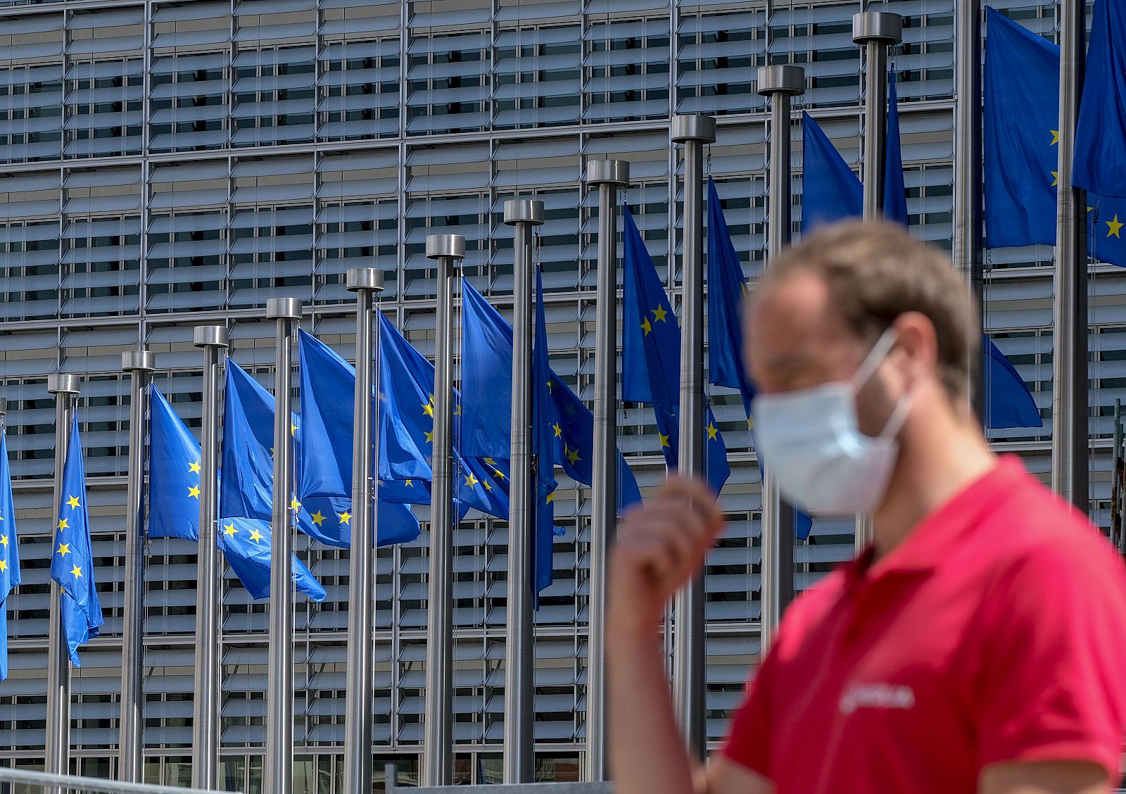 Un hombre se ajusta la mascarilla frente a la sede de la Comisión Europea en Bruselas