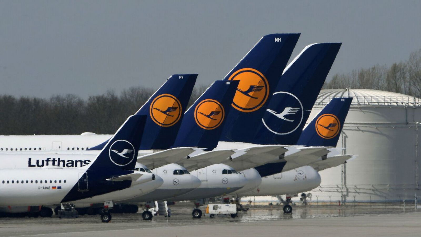 Aviones de la aerolínea alemana Lufthansa estacionados en el aeropuerto "Franz-Josef-Strauss" en Munich, sur de Alemania.