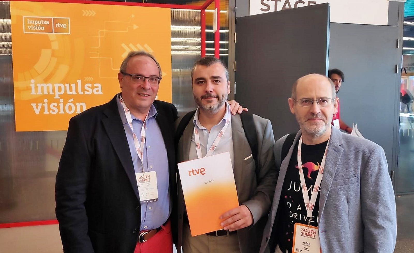 Impulsa Visión en South Summit 2019. De izquierda a derecha, Esteban Mayoral junto a Jerónimo Macanás y Pedro Cañizares de la empresa Jump TV, acelerada en la cuarta edición de Impulsa Visión Startups