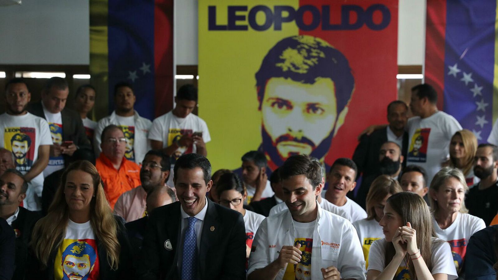 Fotografía de archivo de la opositora Lilian Tintori y el jefe del Parlamento de Venezuela, Juan Guaidó, durante una rueda de prensa, en Caracas (Venezuela).