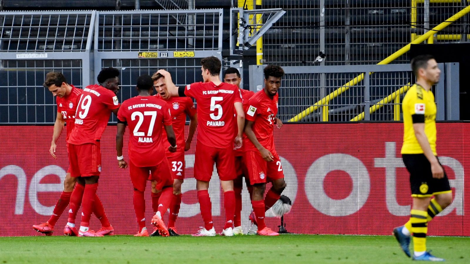 Los jugadores del Bayern de Múnich celebran el gol de Kimmich ante el Borussia Dortmund