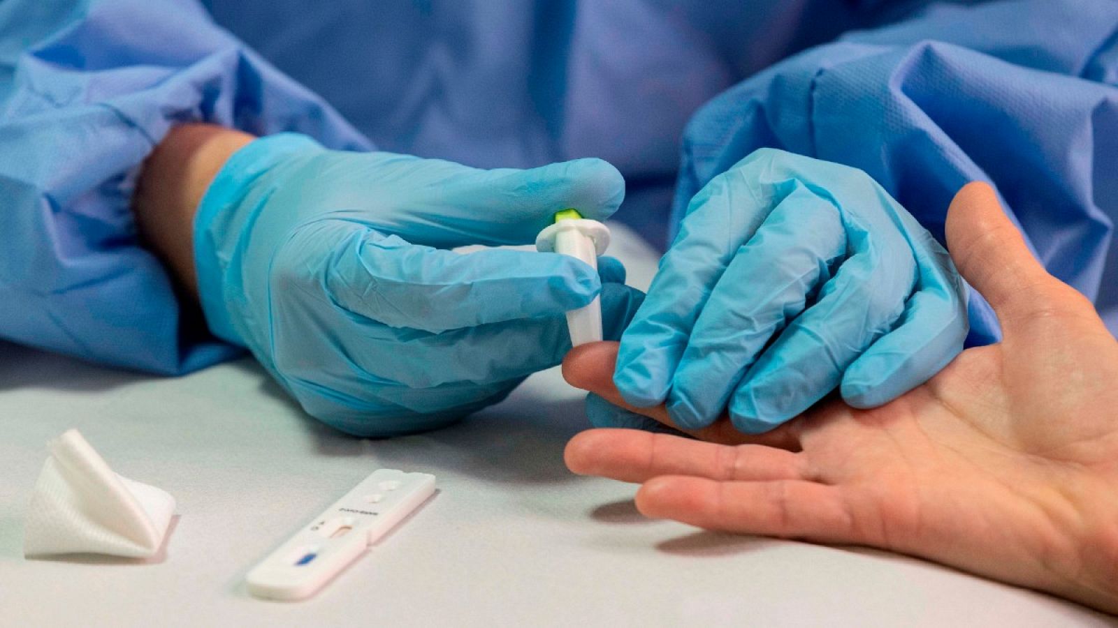 Una enfermera toma muestras de sangre a una mujer para realizarle un test rápido de coronavirus