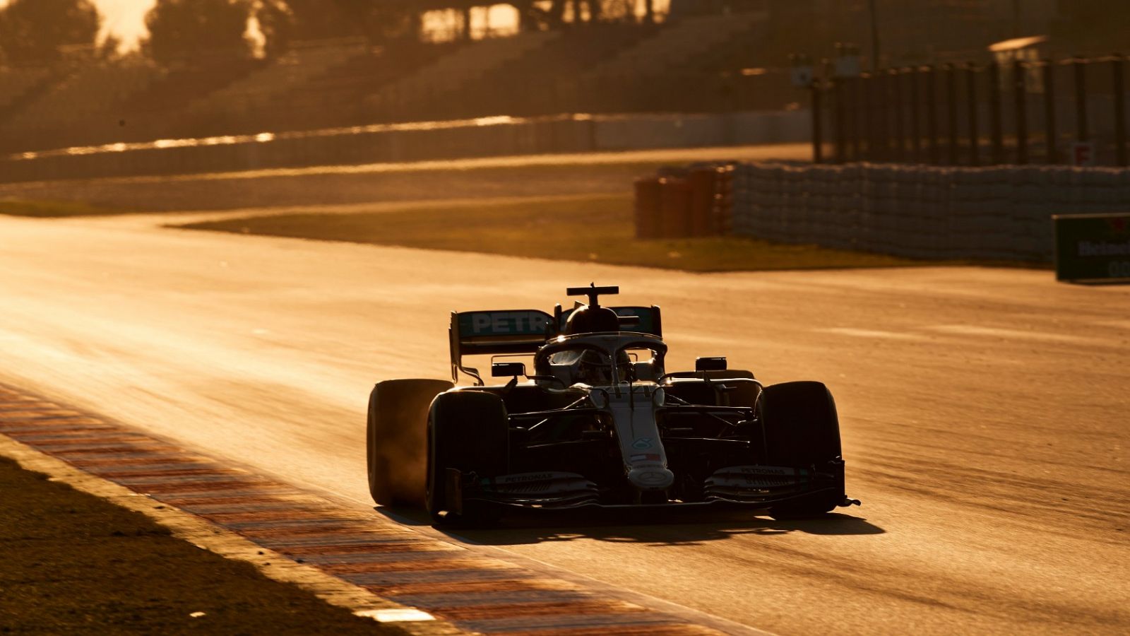 El piloto británico de Mercedes Lewis Hamilton, durante la primera jornada de entrenamientos oficiales de pretemporada de Fórmula Uno
