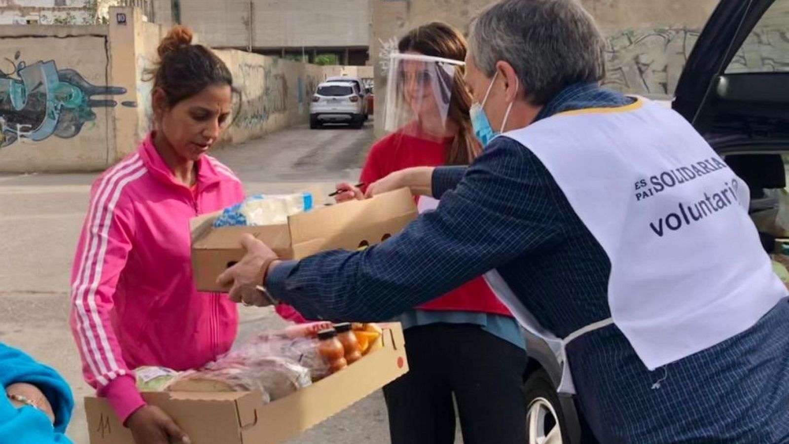 Fundación Juntos por la Vida: Voluntarios reparten ayuda alimentaria