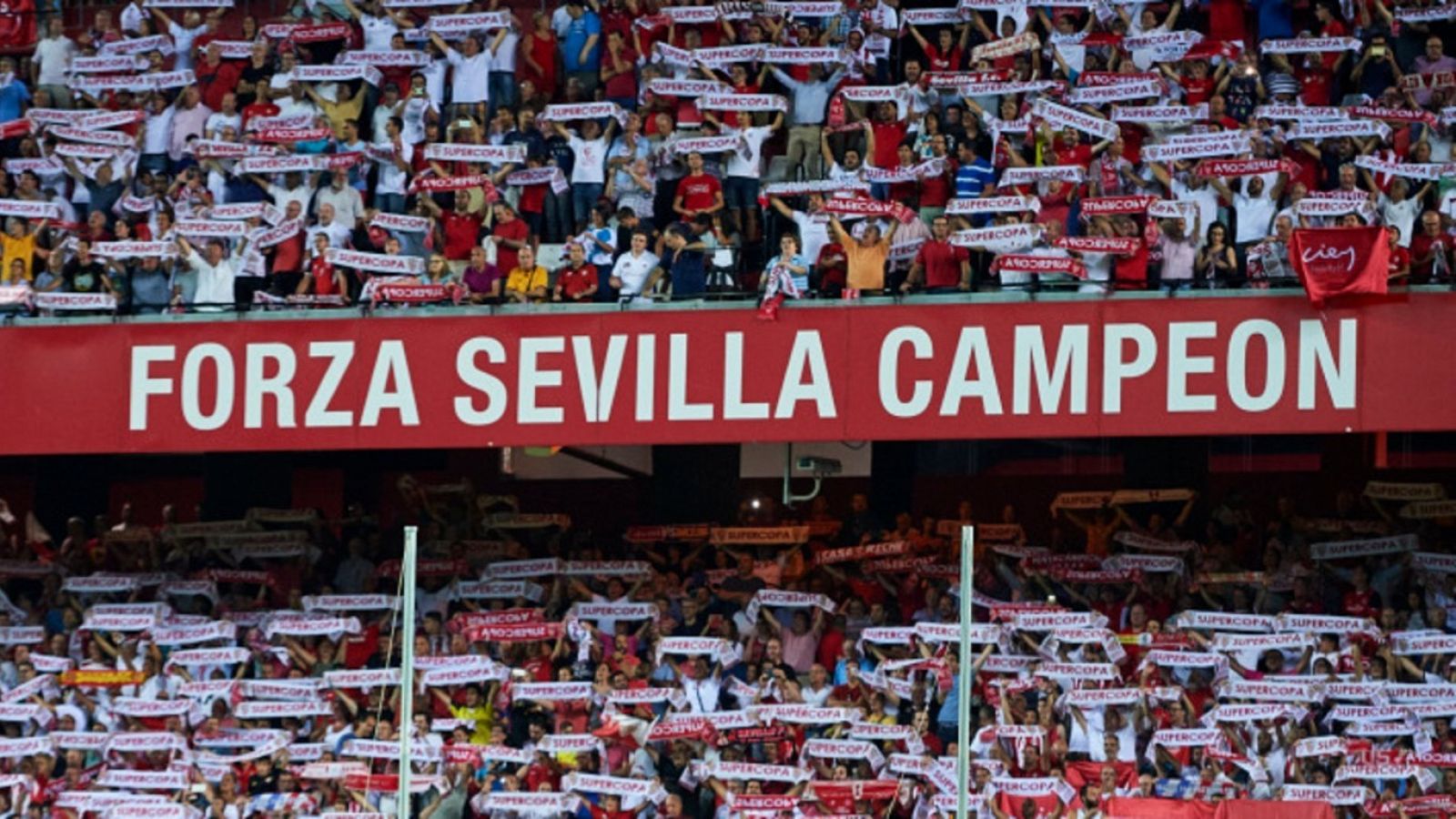 Imagen de archivo de aficionados del Sevilla en el estadio Sánchez Pizjuán.