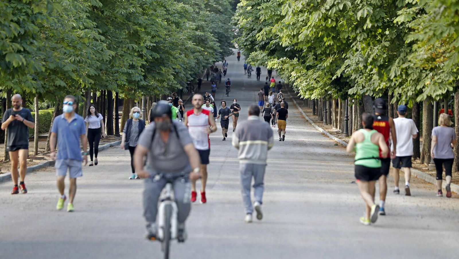 Madrileños disfrutan de un paseo y del deporte en madrileño parque de El Retiro.