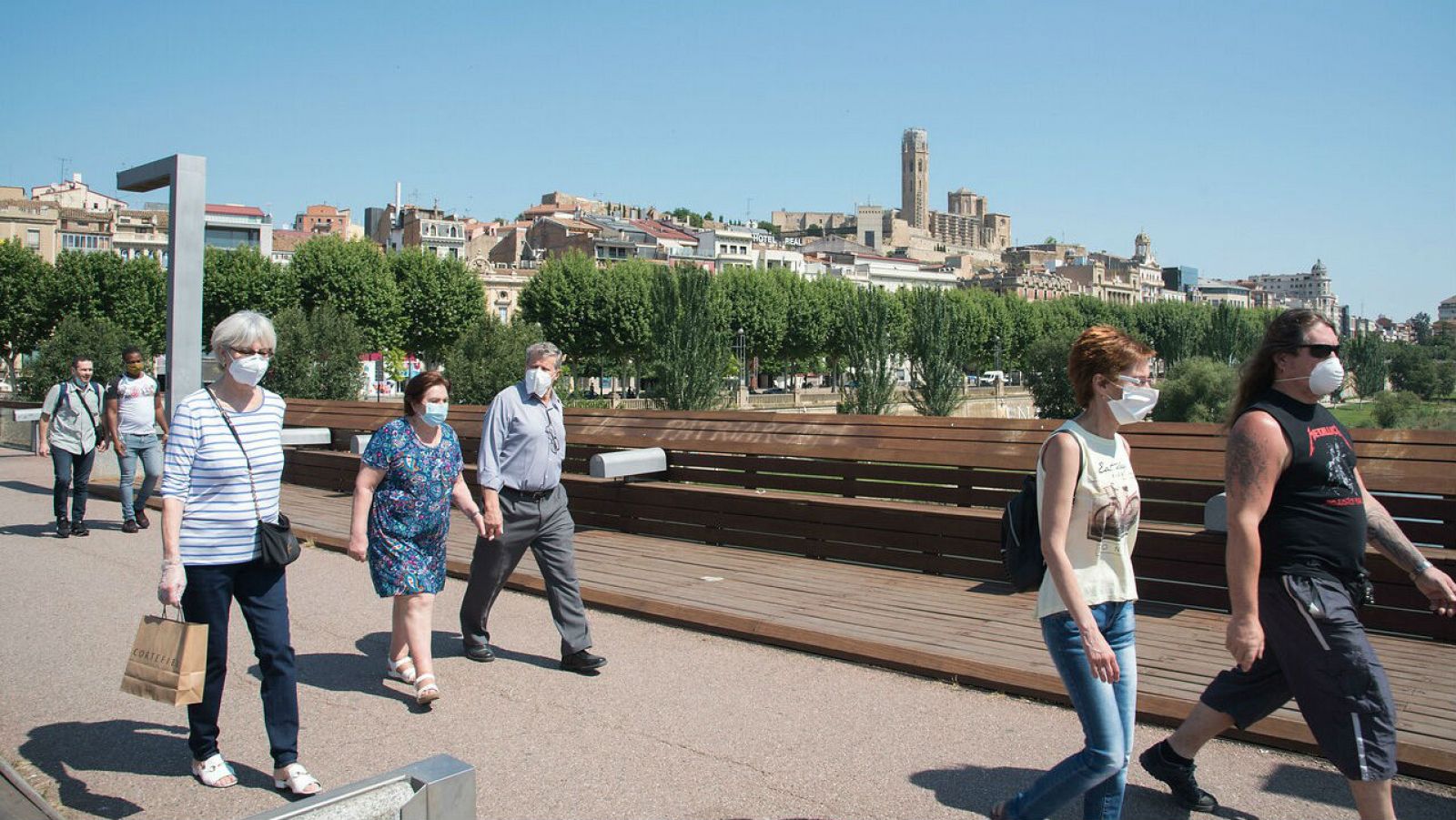 Un grupo de personas pasea por Lleida, España.