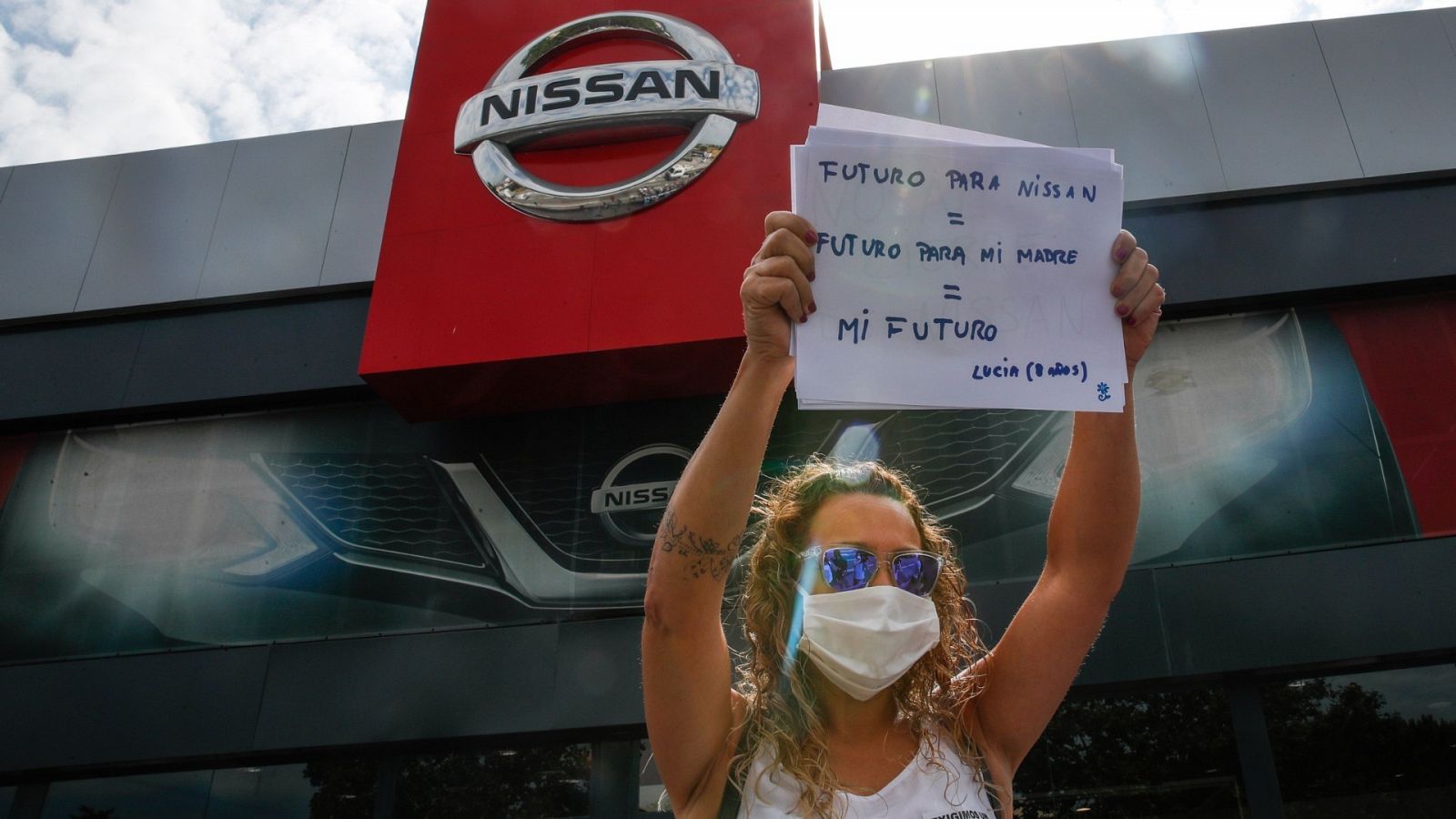  Una trabajadora de Nissan protesta por el anuncio de cierre de una planta de Barcelona.